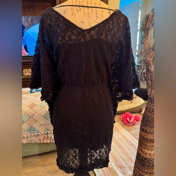 Anything 10$ and under is 2/10$! Style and company large coverup so cute 🥰! - Picture 7 of 7